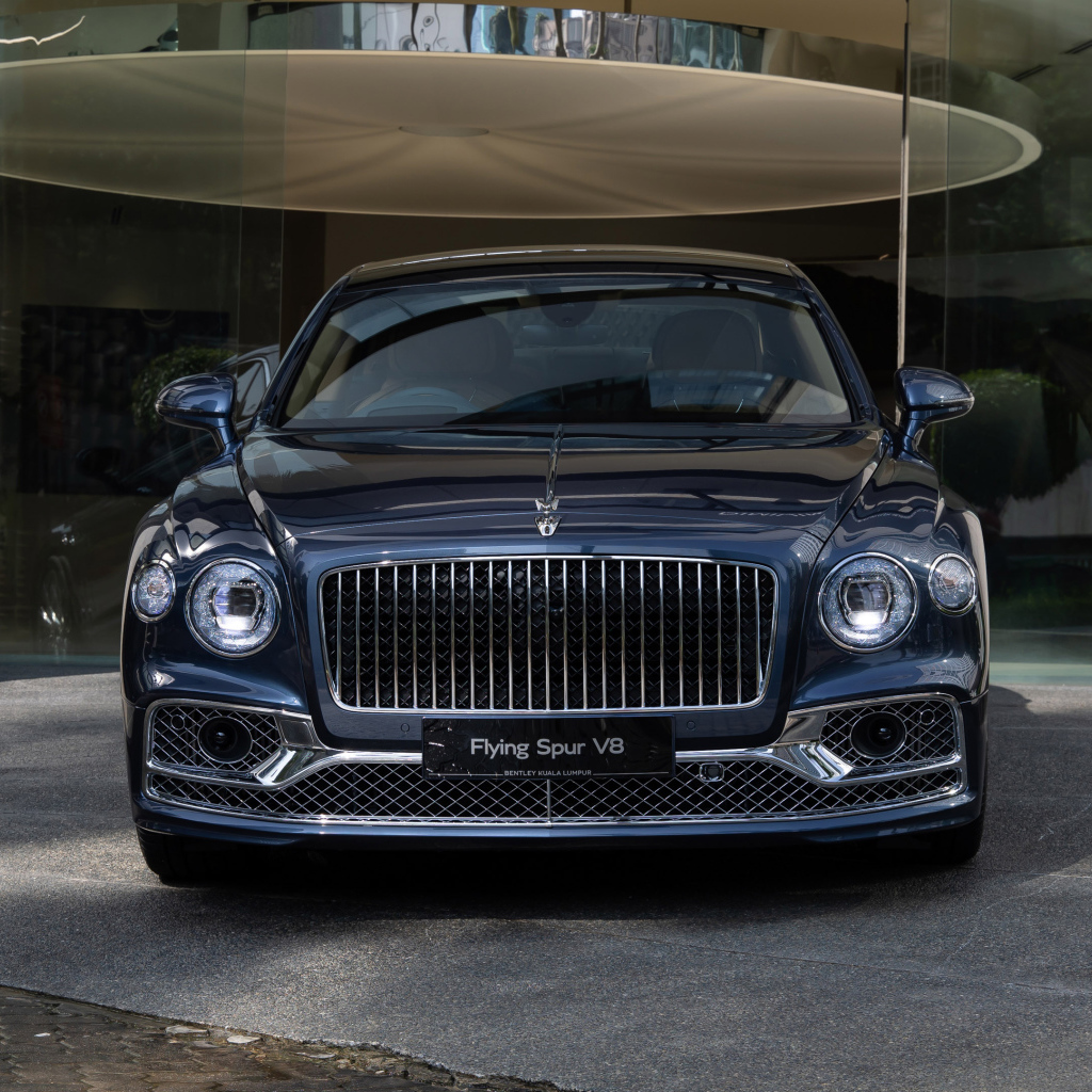 Автомобиль Bentley Flying Spur V8 First Edition 2021 года вид спереди