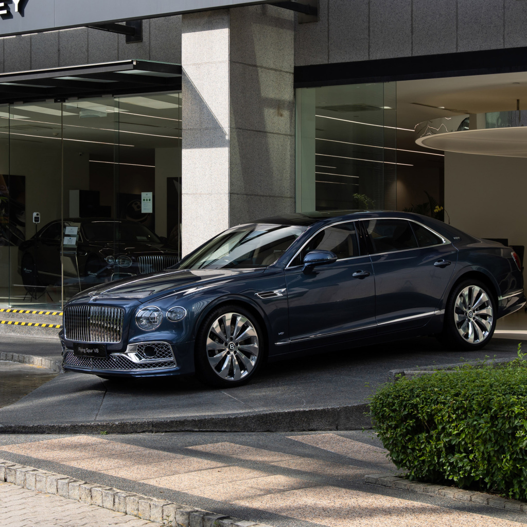 Автомобиль Bentley Flying Spur V8 First Edition 2021 года выезжает из салона