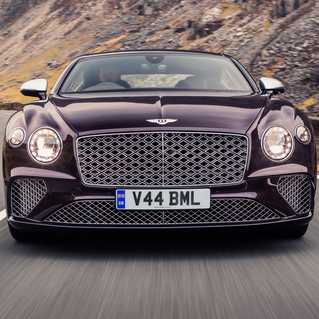 Автомобиль Bentley Continental GT Mulliner вид спереди