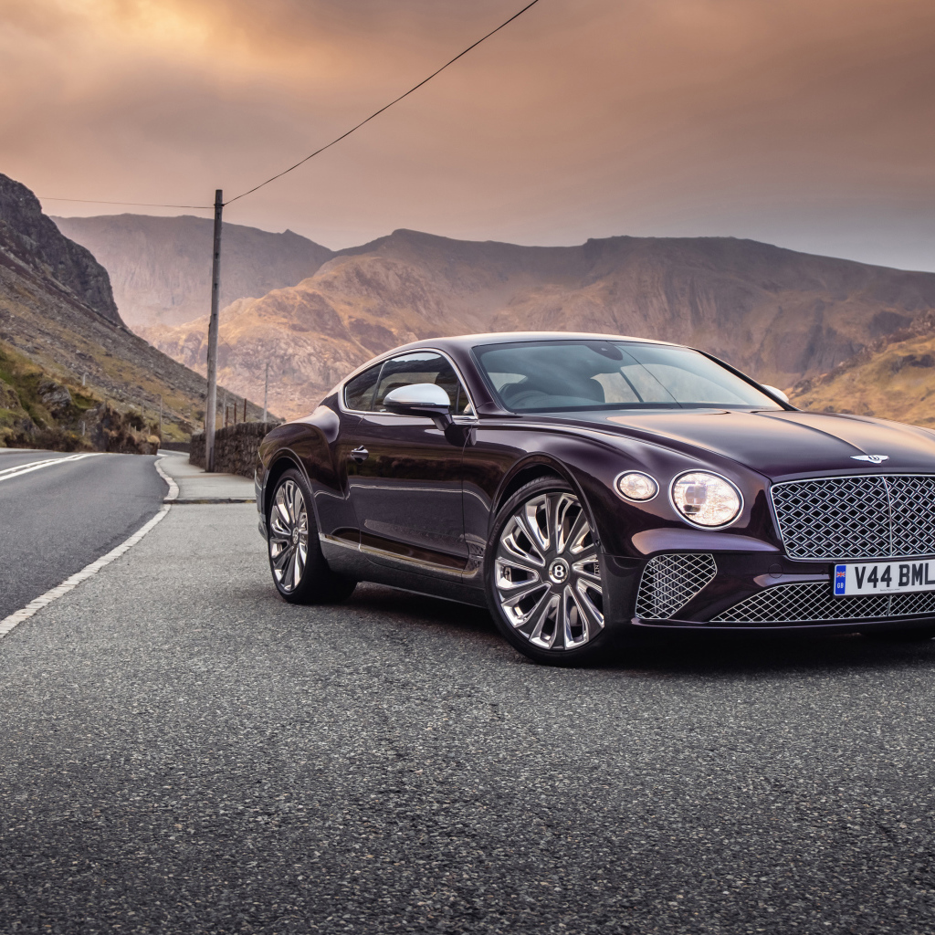 Дорогой Bentley Continental GT Mulliner на трассе в горах