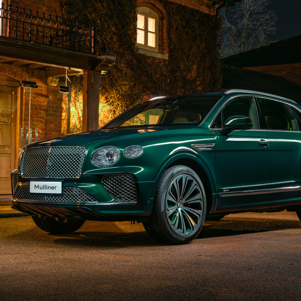 Зеленый автомобиль Bentley Mulliner Bentayga Hybrid 2021 года