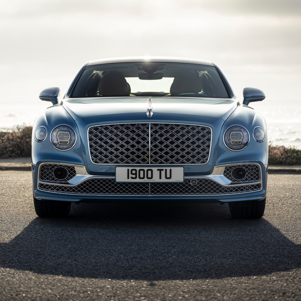 Стильный автомобиль Bentley Flying Spur Mulliner 2021  года вид спереди