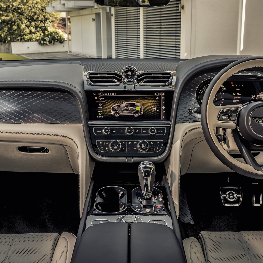 Салон дорого автомобиля Bentley Bentayga Hybrid 2021 года 