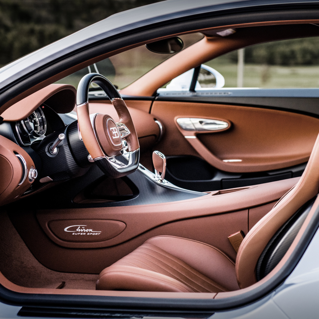 Кожаный салон автомобиля Bugatti Chiron Super Sport 2021 года
