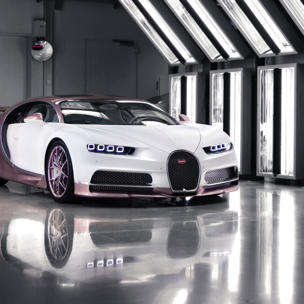 Автомобиль Bugatti Chiron, 2021 года в гараже