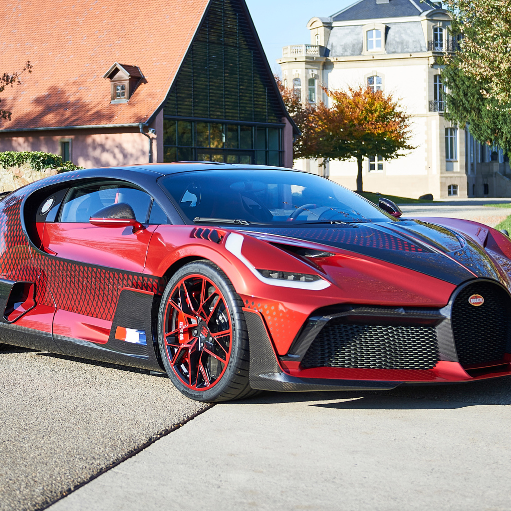 Красный спортивный автомобиль  Bugatti Divo Lady Bug 2021 года