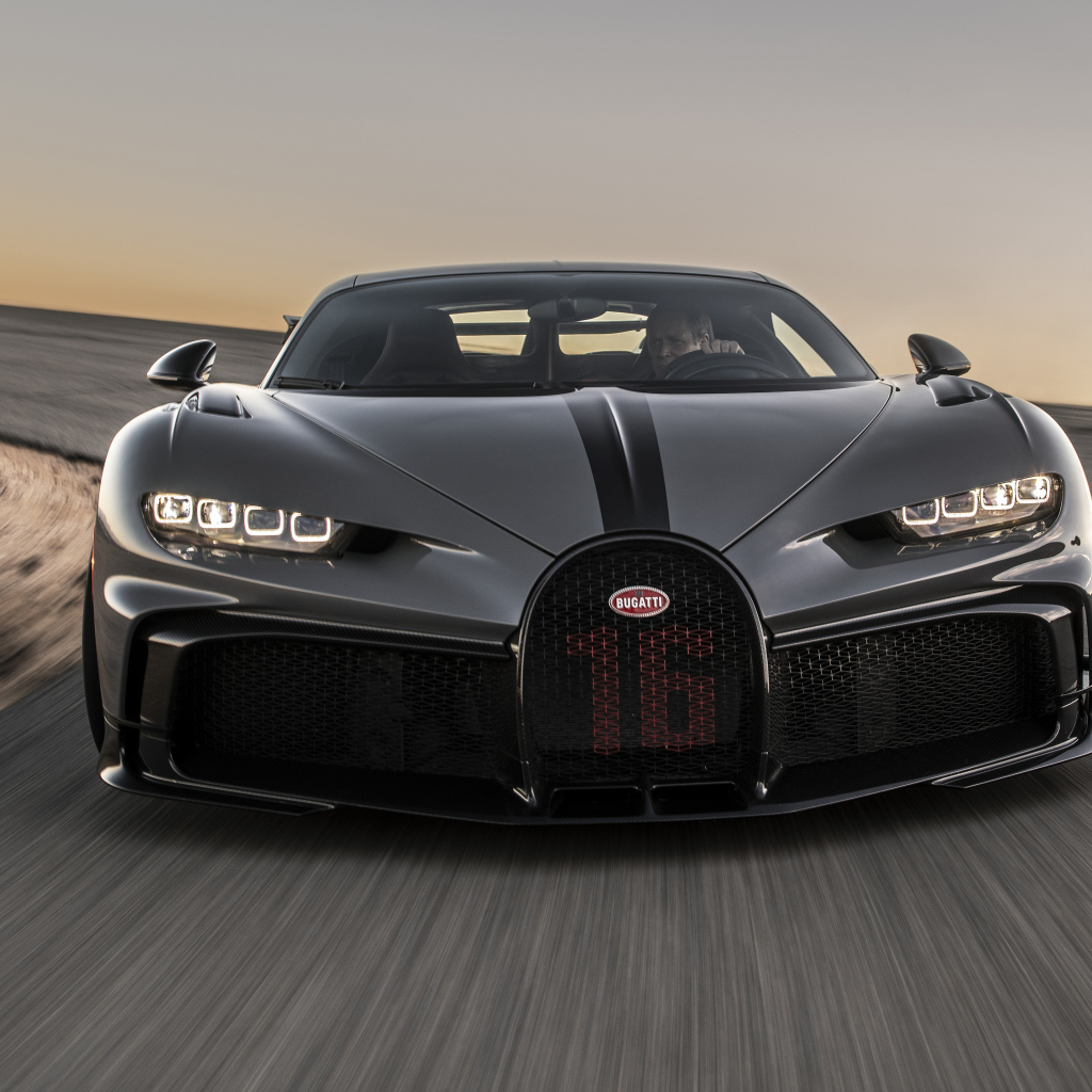 Автомобиль Bugatti Chiron Pur Sport на трассе
