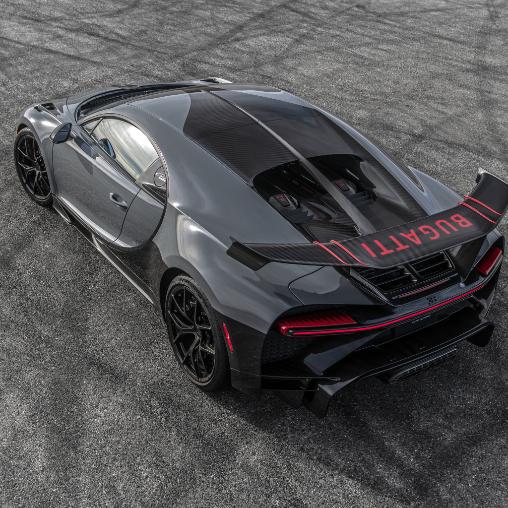 Автомобиль Bugatti Chiron Pur Sport вид сзади