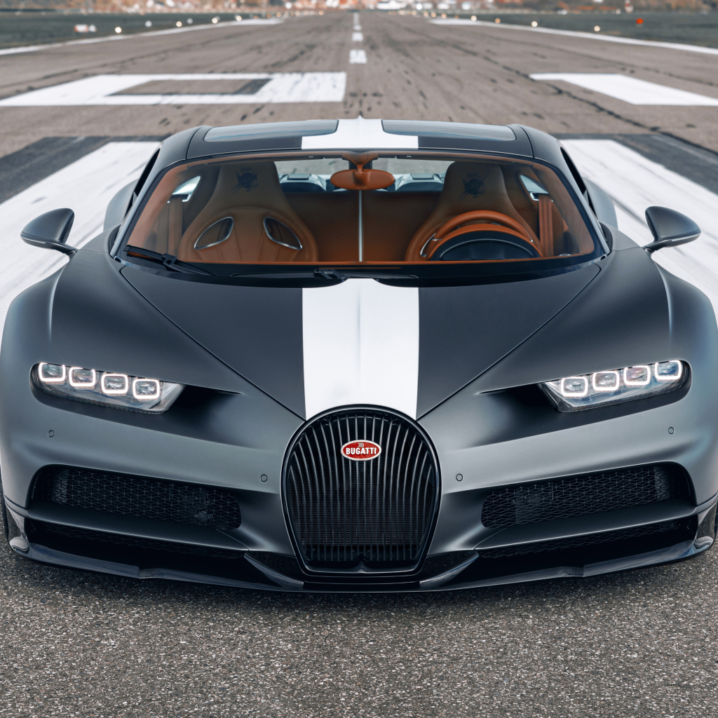Спортивный автомобиль Bugatti Chiron  на гоночной трассе