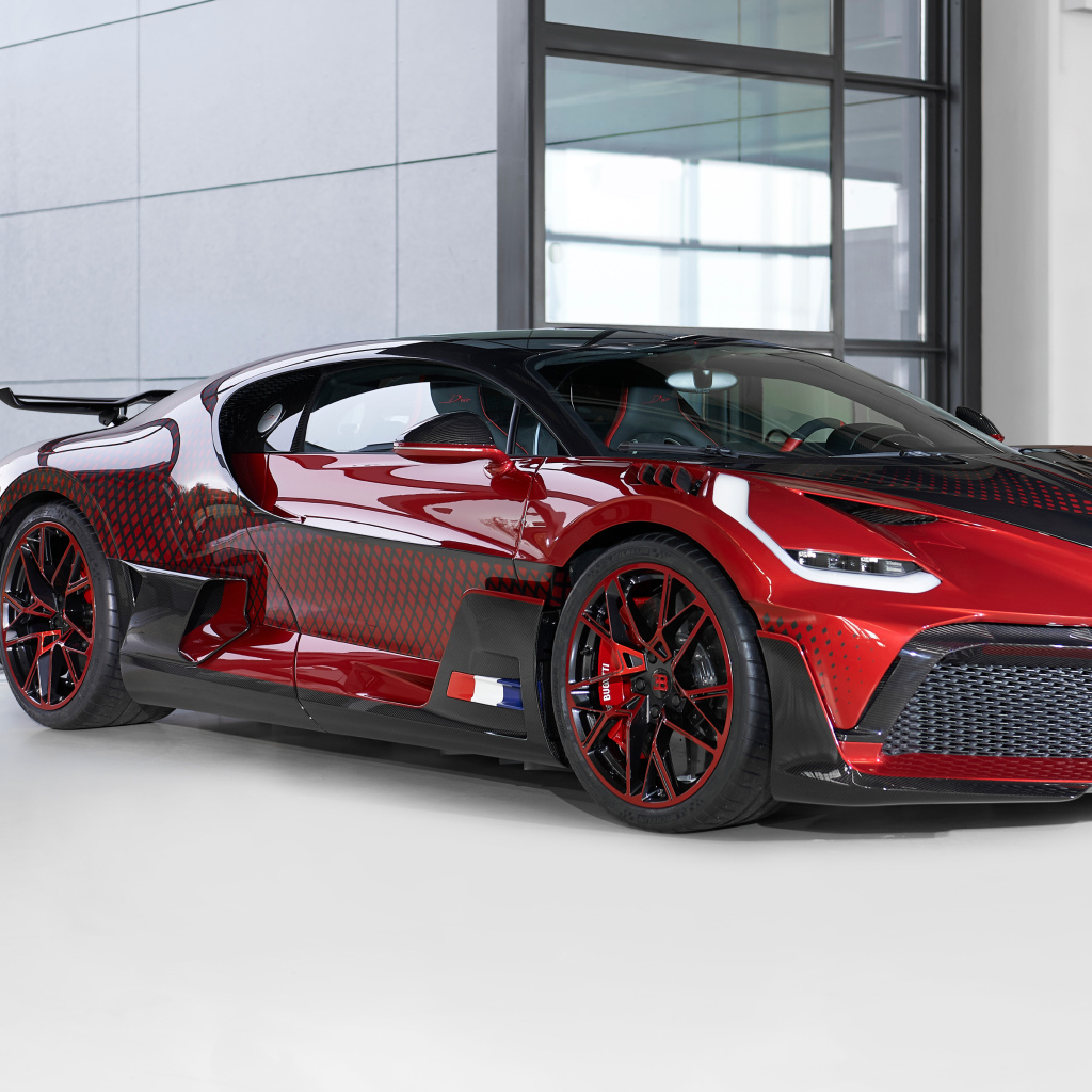 Дорогой автомобиль  Bugatti Divo Lady Bug 2021 года в гараже