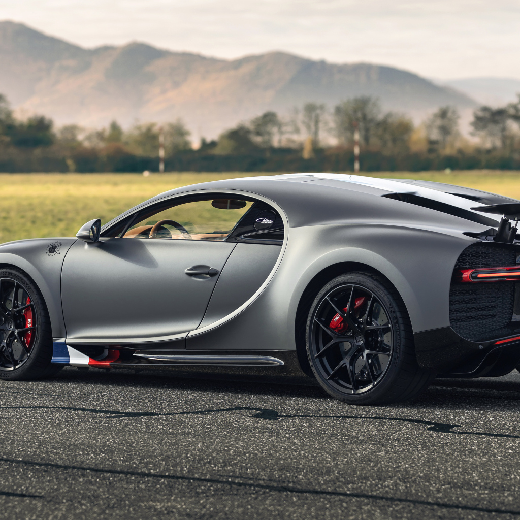 Серебристый спортивный автомобиль Bugatti Chiron  вид сзади