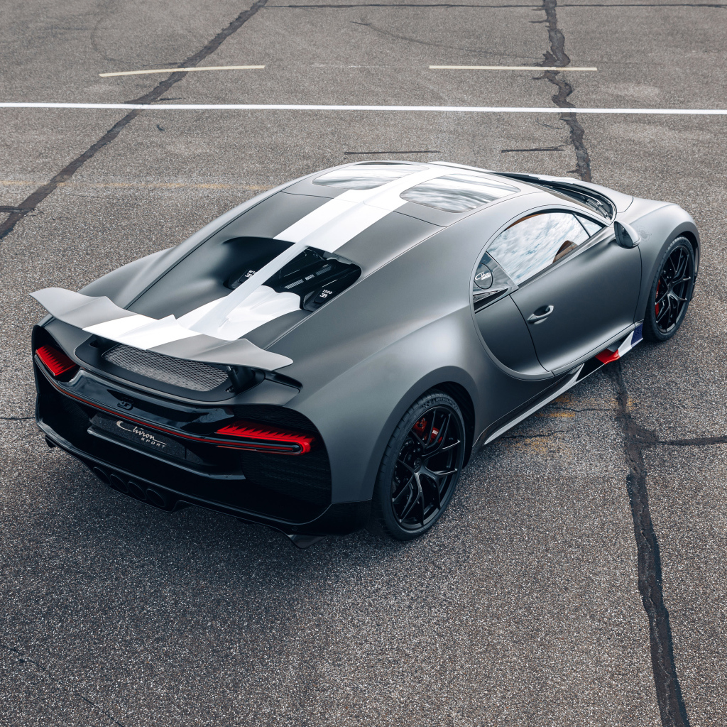 Спортивный Bugatti Chiron вид сверху