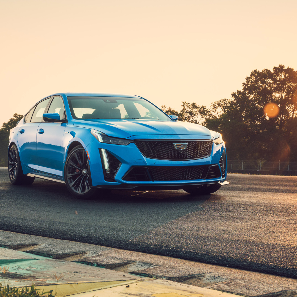 Синий автомобиль Cadillac CT5-V Blackwing, 2022 года на закате