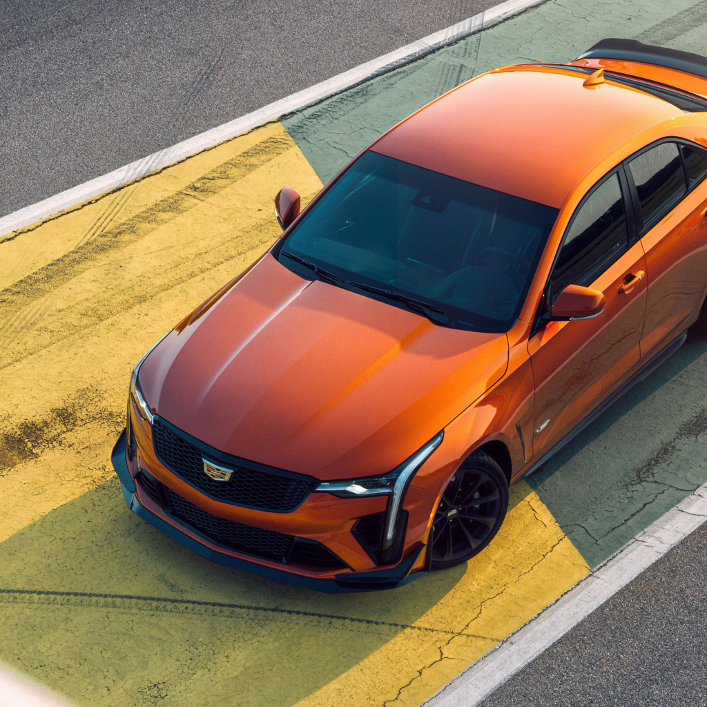 Оранжевый Cadillac CT4-V Blackwing 2022 года вид сверху