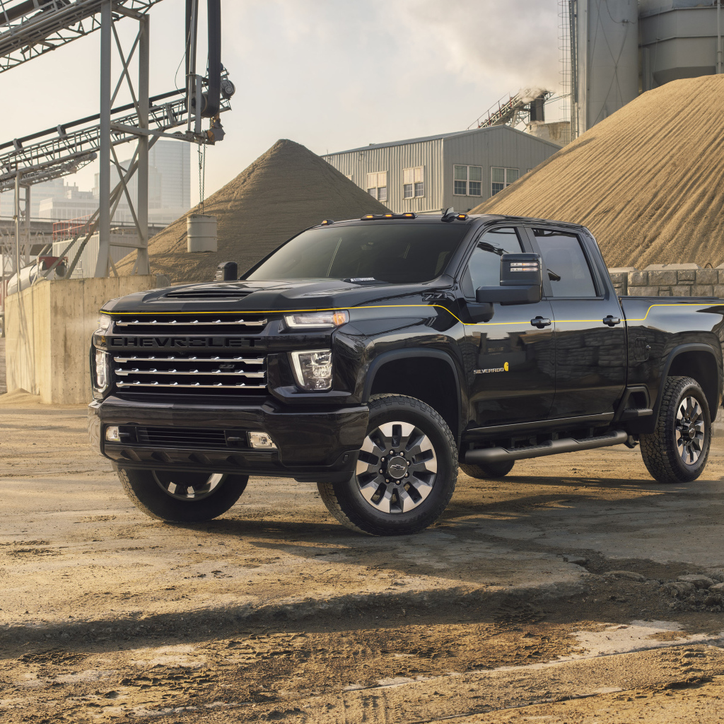 Пикап Chevrolet Silverado 2500 HD, 2021 года на стройке