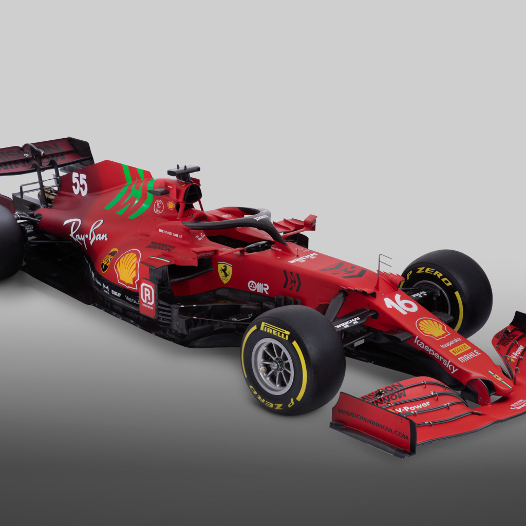 Гоночный болид Ferrari SF21 2021 года на сером фоне