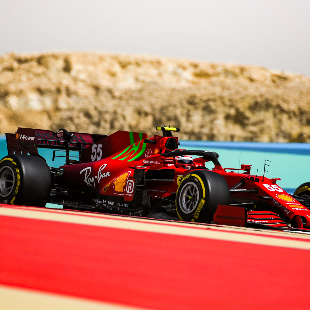 Красный гоночный автомобиль  Ferrari SF21 2021 года на трассе