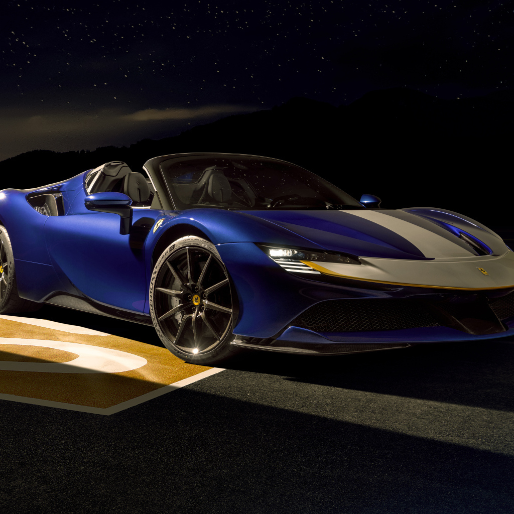 Спортивный кабриолет Ferrari SF90 Spider Assetto Fiorano 2021 года на фоне неба