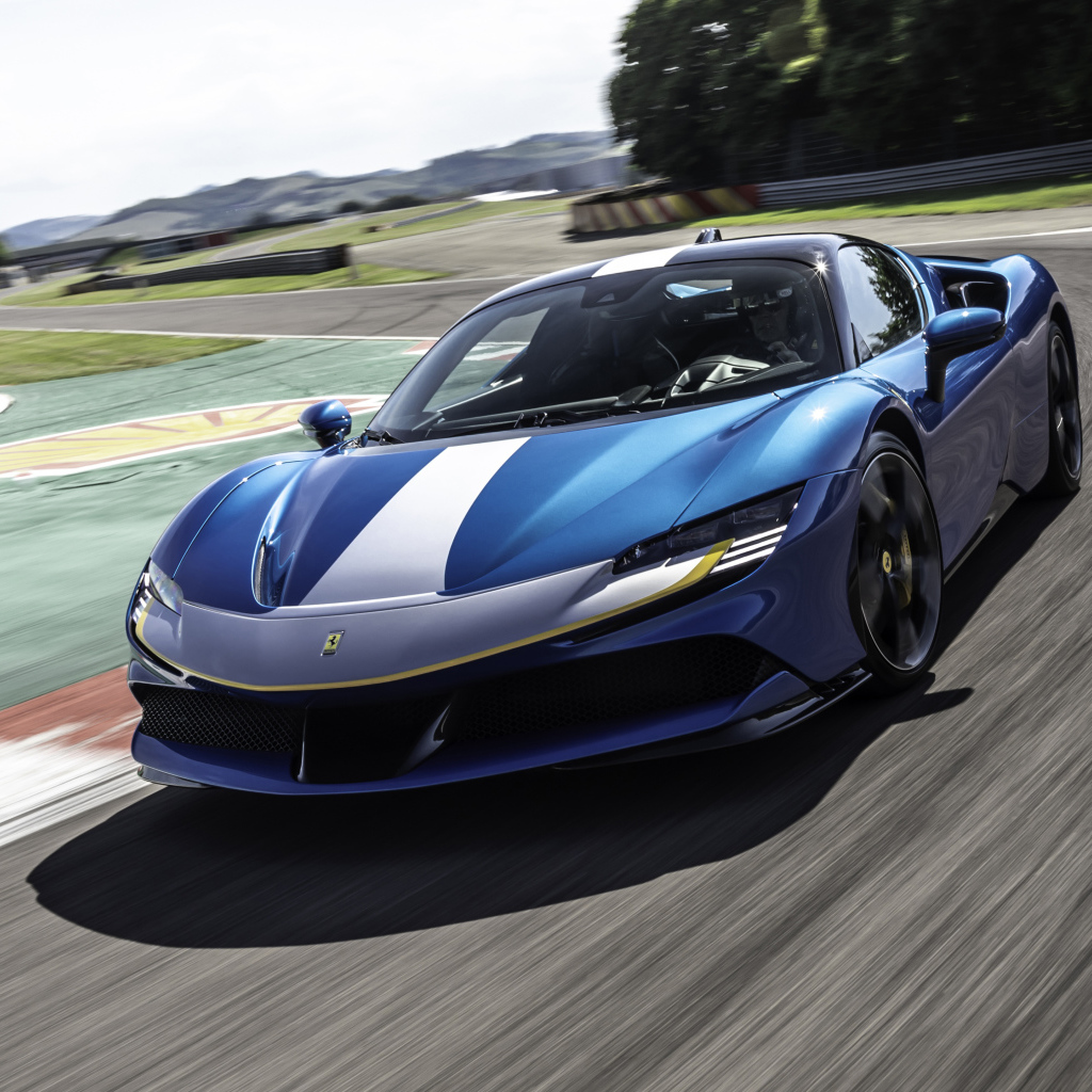 Гоночный автомобиль Ferrari SF90 Stradale Assetto Fiorano 2021 года на трассе