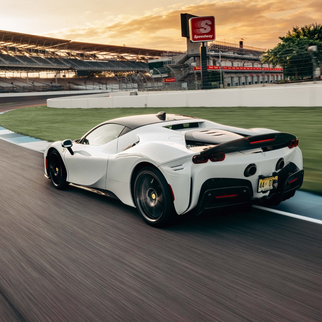 Белый автомобиль  Ferrari SF90 Stradale Assetto Fiorano 2021 года на стадионе