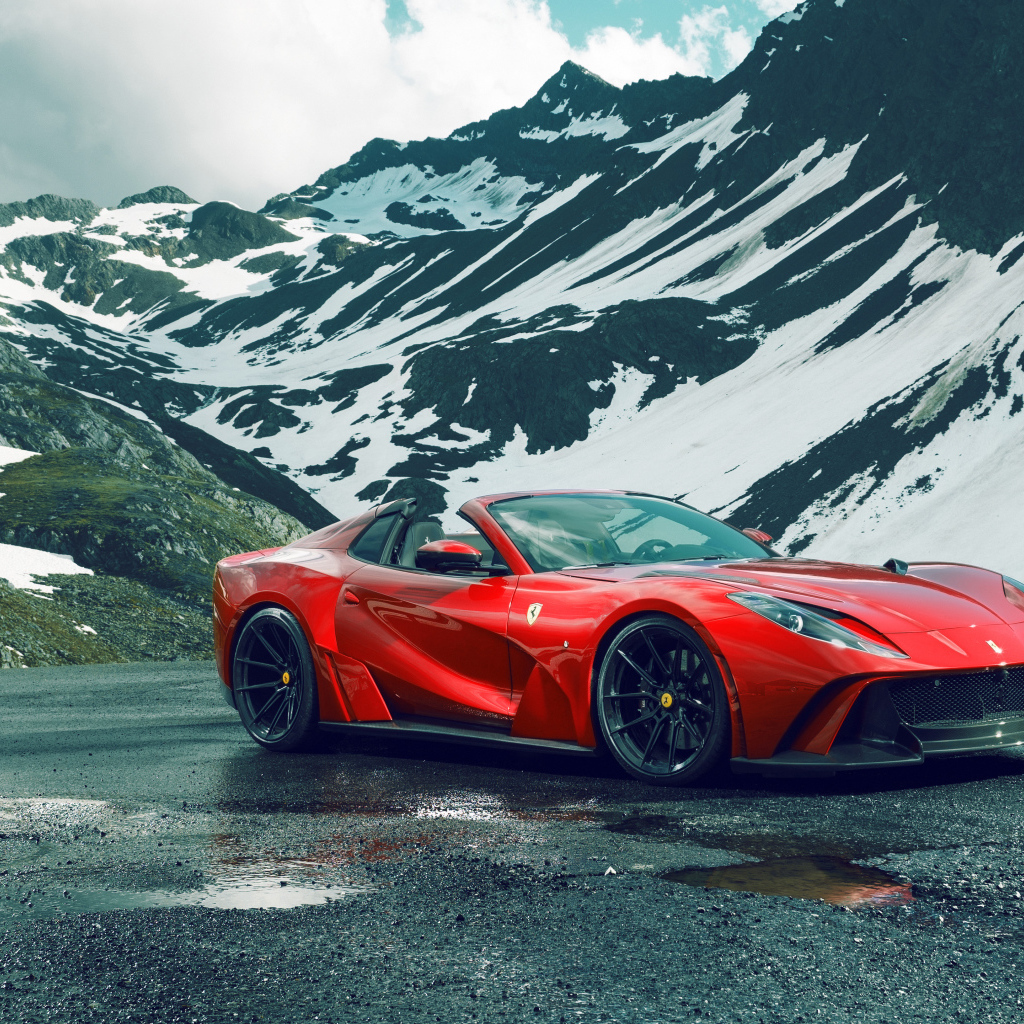 Красный автомобиль Novitec Ferrari 812 GTS N-Largo 2021 года у заснеженной горы