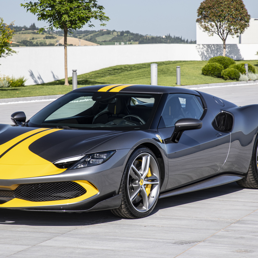 Серебристый спортивный Ferrari 296 GTB Assetto Fiorano 2022 года