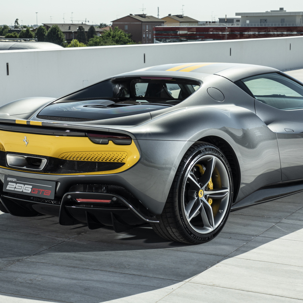 Автомобиль Ferrari 296 GTB Assetto Fiorano 2022 года вид сзади