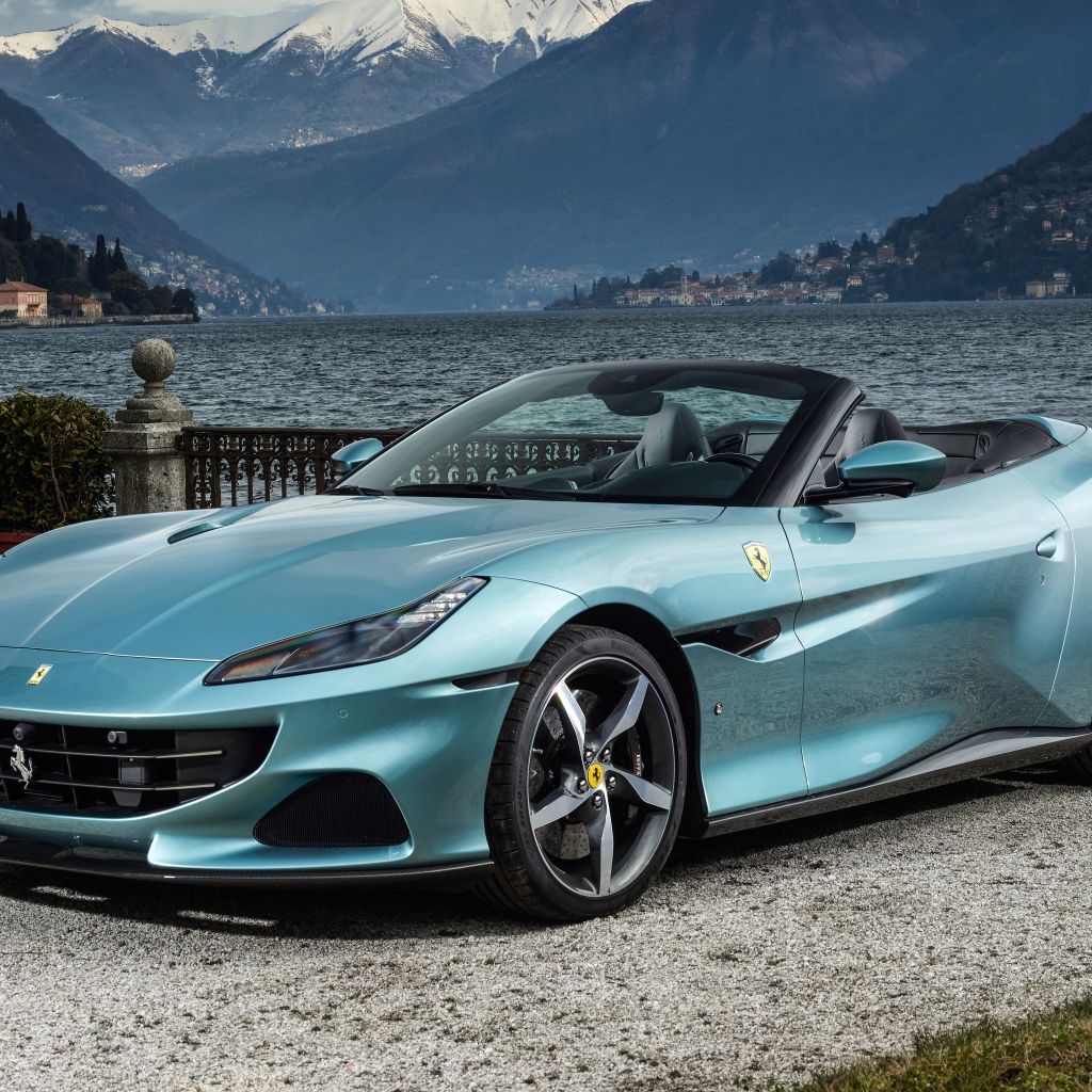 Красивый спортивный автомобиль Ferrari Portofino M 2021  года