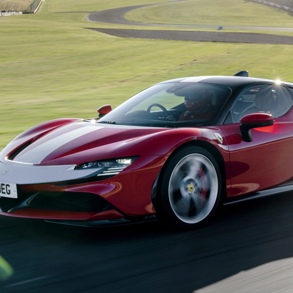 Красный быстрый Ferrari SF90 на трассе