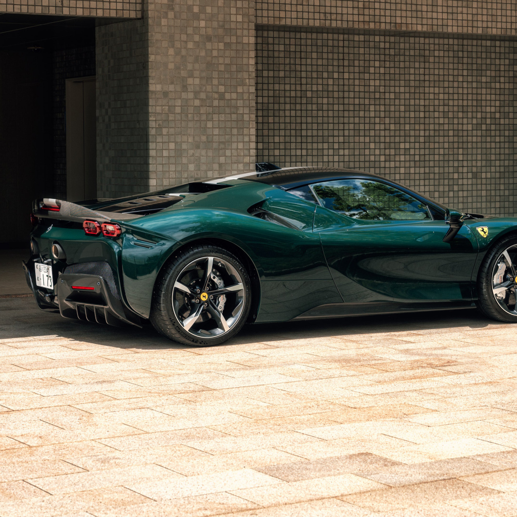 Спортивный Ferrari SF90 Stradale Assetto Fiorano у стены