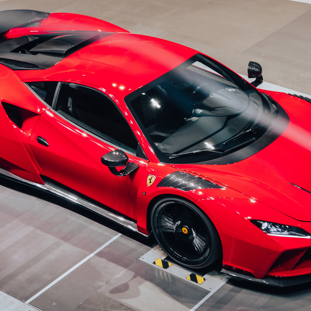 Вид сверху на красный спорткар Novitec Ferrari F8 Tributo N-Largo 2021 года