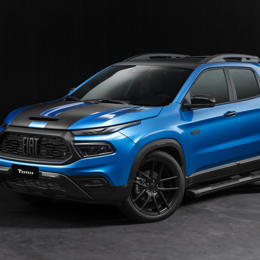 Голубой автомобиль Fiat Toro Mopar Show Car 2021 года на черном фоне