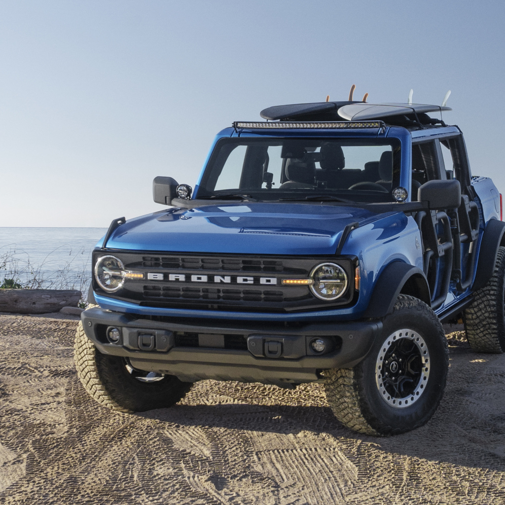 Внедорожник Ford Bronco Riptide Concept 2021 года на фоне моря