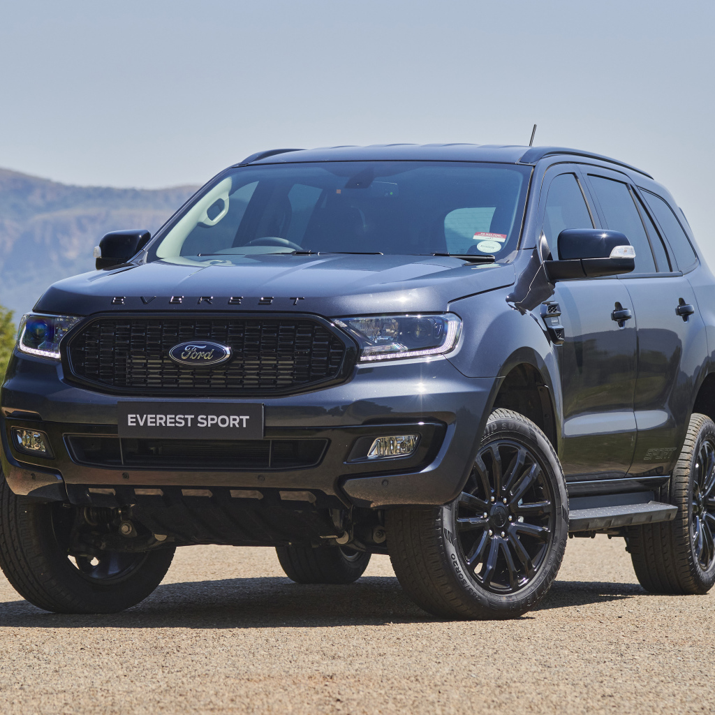 Внедорожник Ford Everest Sport 2021 года на дороге