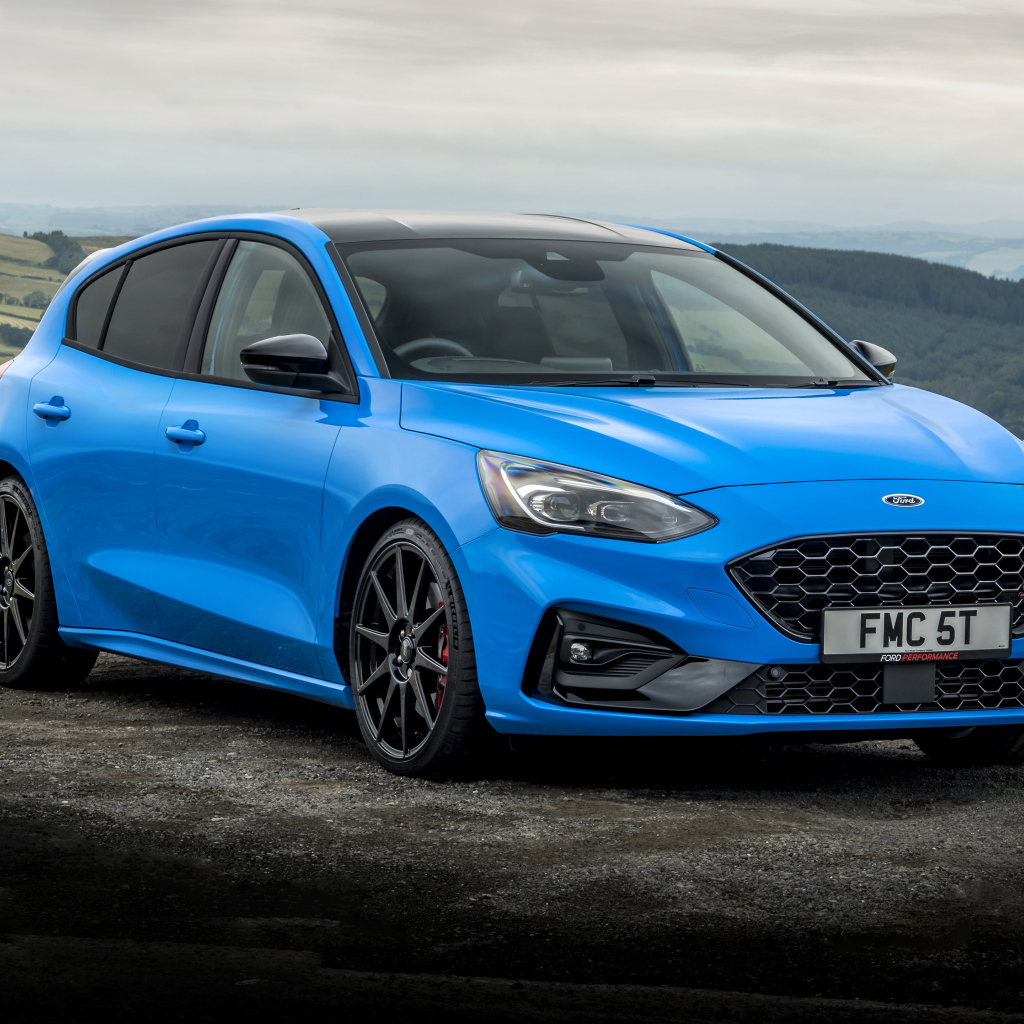 Голубой автомобиль Ford Focus ST Edition 2021 года