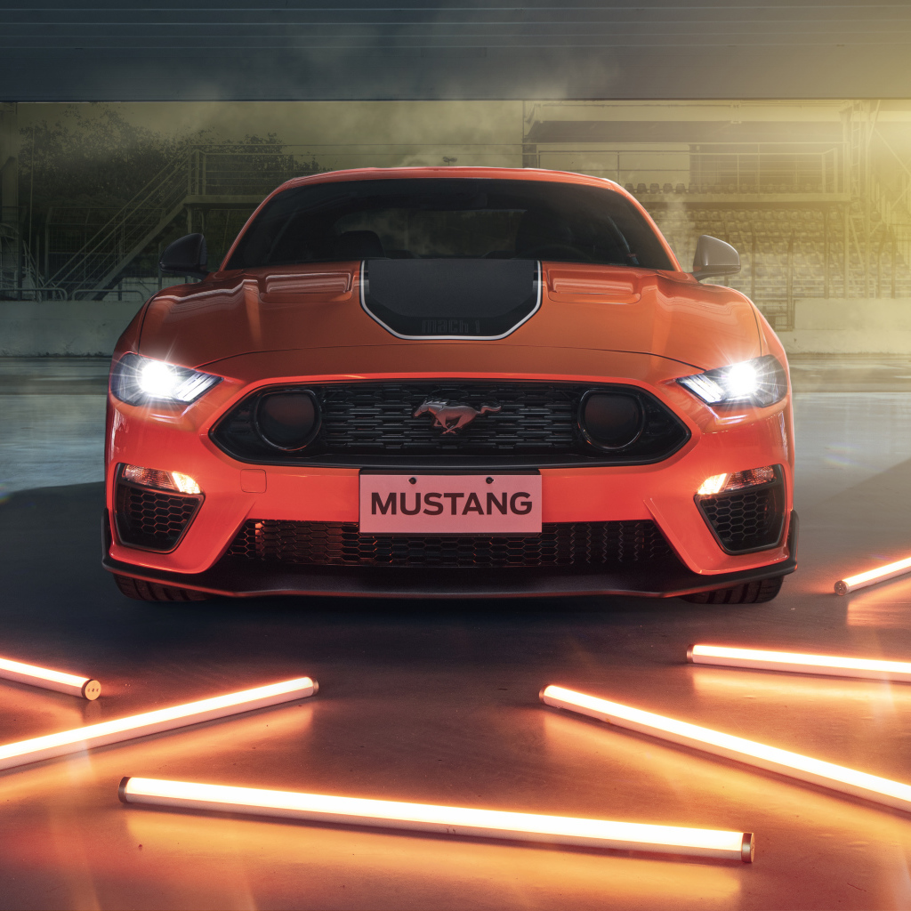 Включенные фары автомобиля Ford Mustang Mach 1, 2021 года
