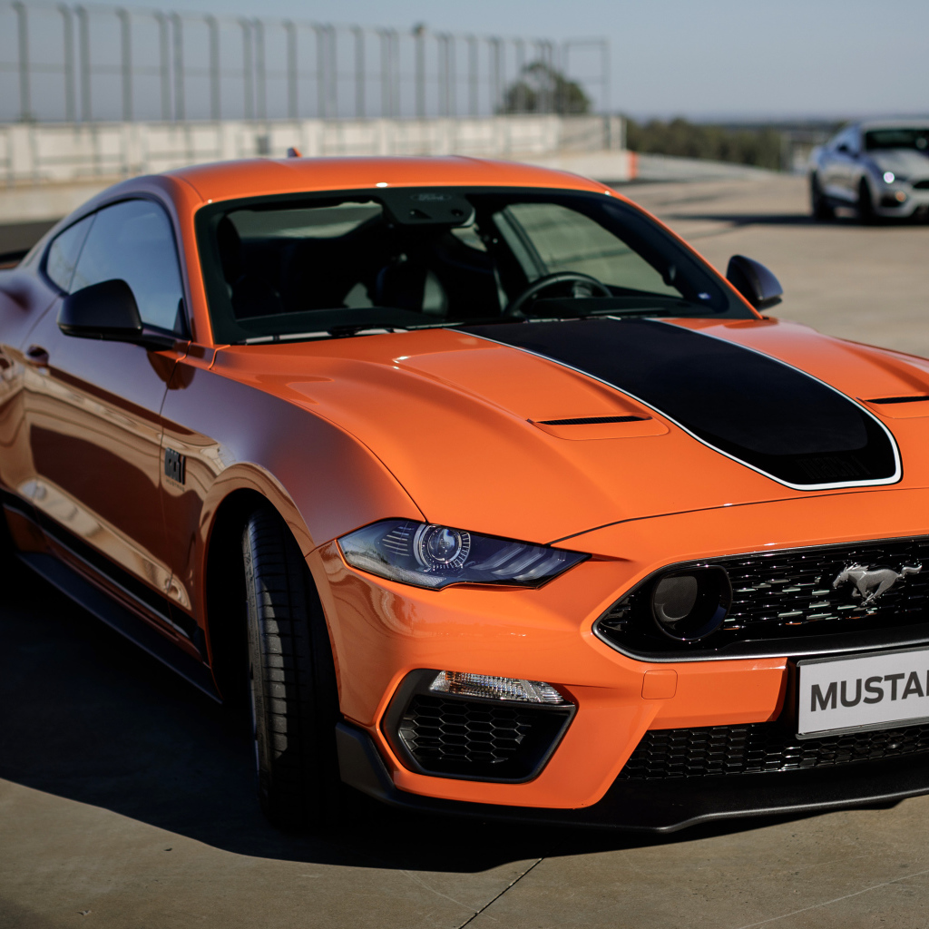 Оранжевый автомобиль Ford Mustang Mach 1 2021 года