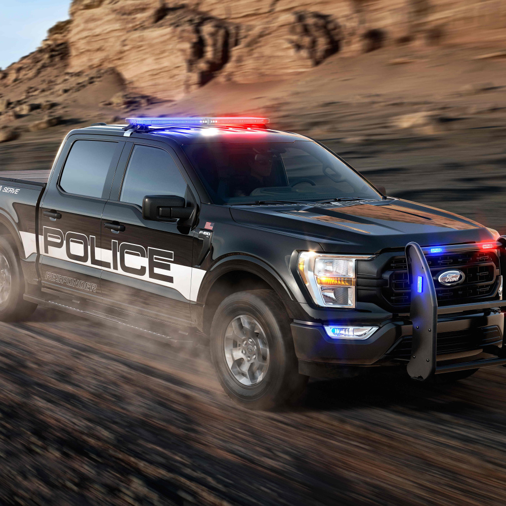 Черный пикап Ford F-150 Police Responder, 2021 года на трассе