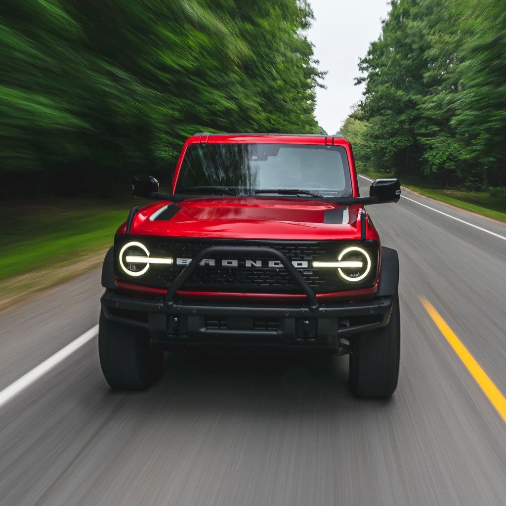 Красный внедорожник Ford Bronco 2-Door, 2021 года 