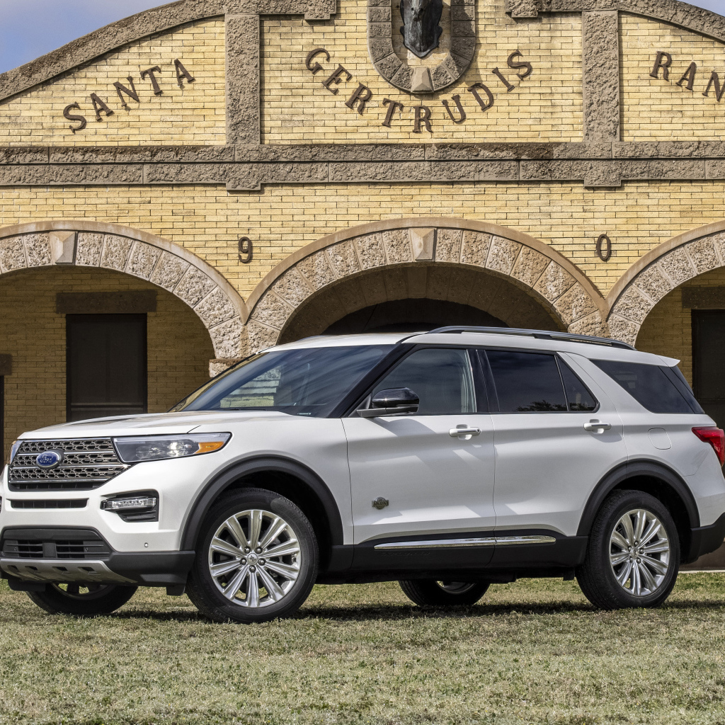 Белый внедорожник Ford Explorer King Ranch, 2021 года у здания