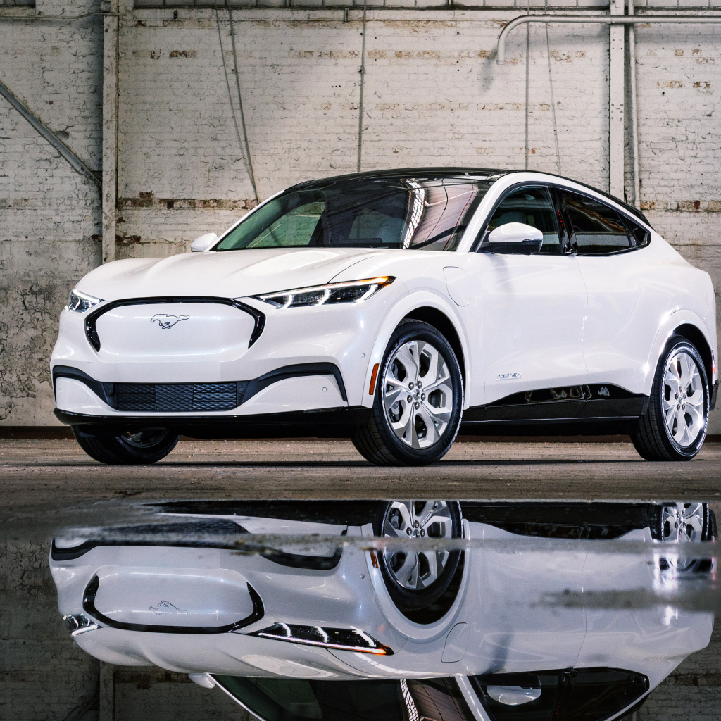 Белоснежный автомобиль  Ford Mustang Mach-E, 2022 года