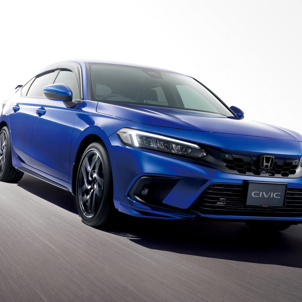 Синий автомобиль Honda Civic Hatchback 2021 года на белом фоне 