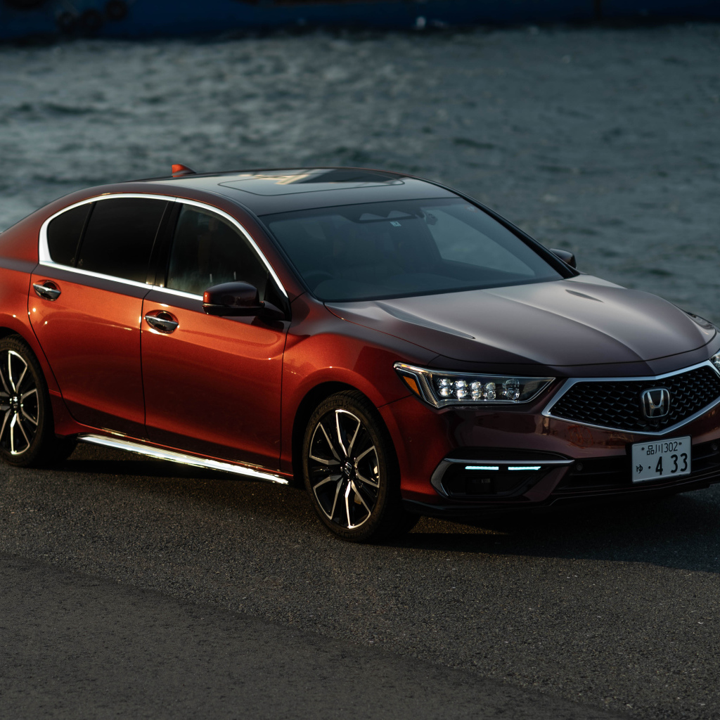 Бордовый автомобиль Honda Legend EX, 2021 года у воды
