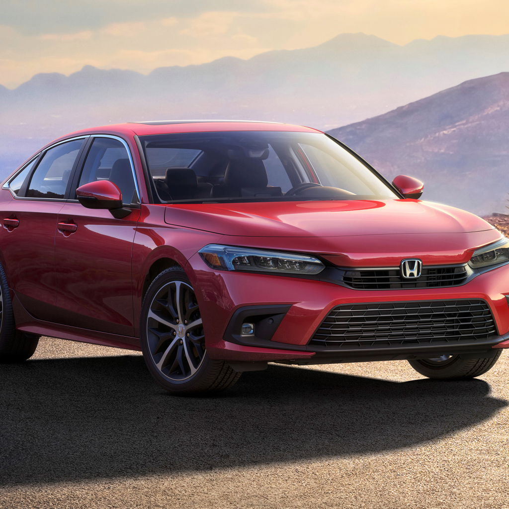 Красная новая Honda Civic, 2022 года в лучах солнца
