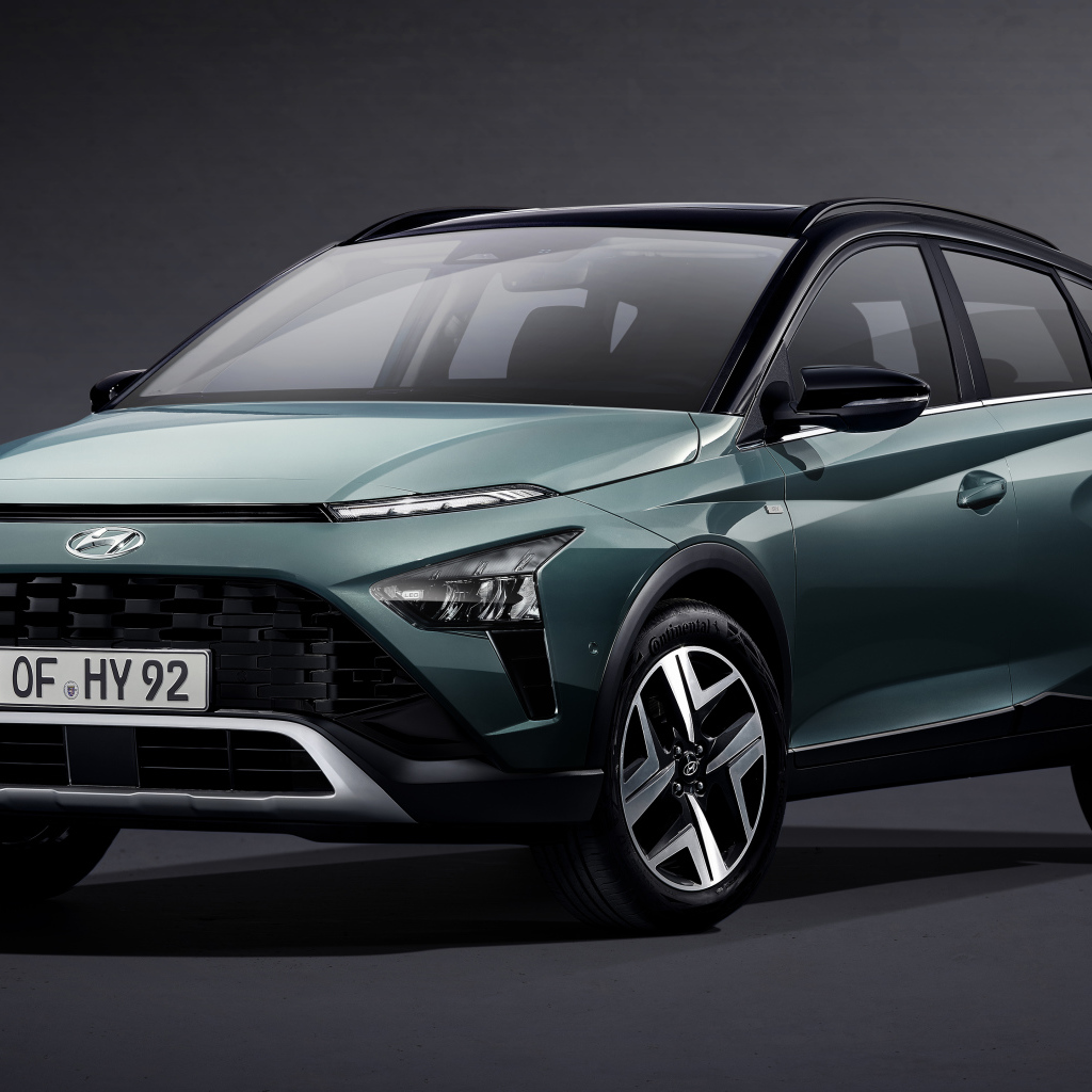 Автомобиль Hyundai Bayon 2021 года на сером фоне