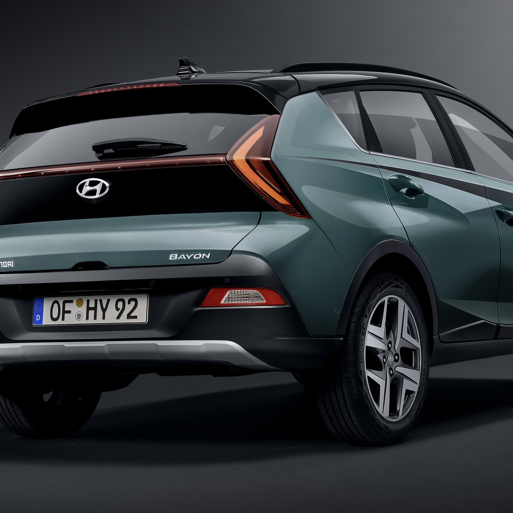 Автомобиль Hyundai IONIQ 5 2021 года вид сзади на сером фоне