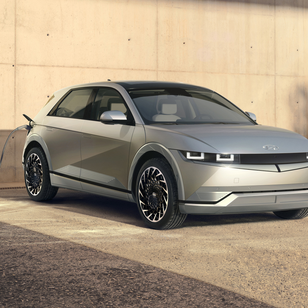 Электромобиль Hyundai IONIQ 5 2021 года на заправке