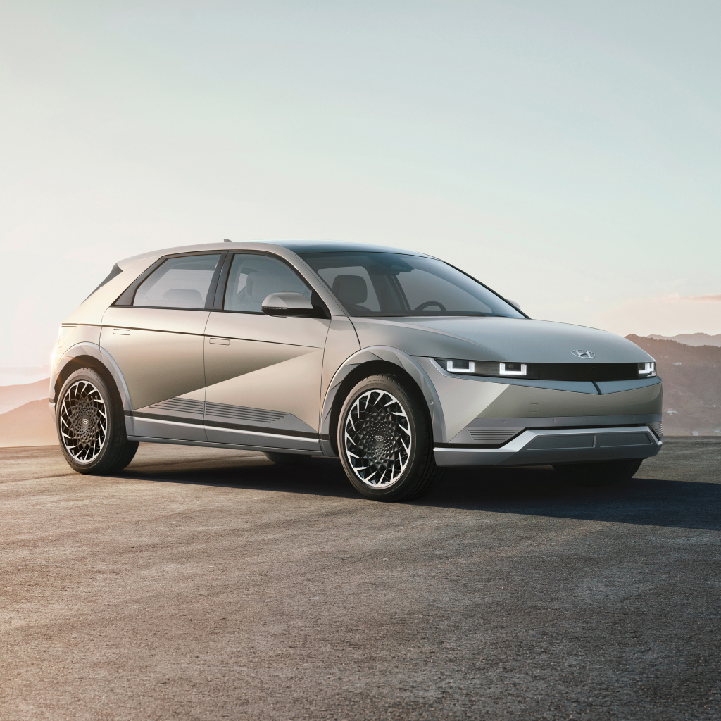 Автомобиль Hyundai IONIQ 5 2021 года в лучах солнца