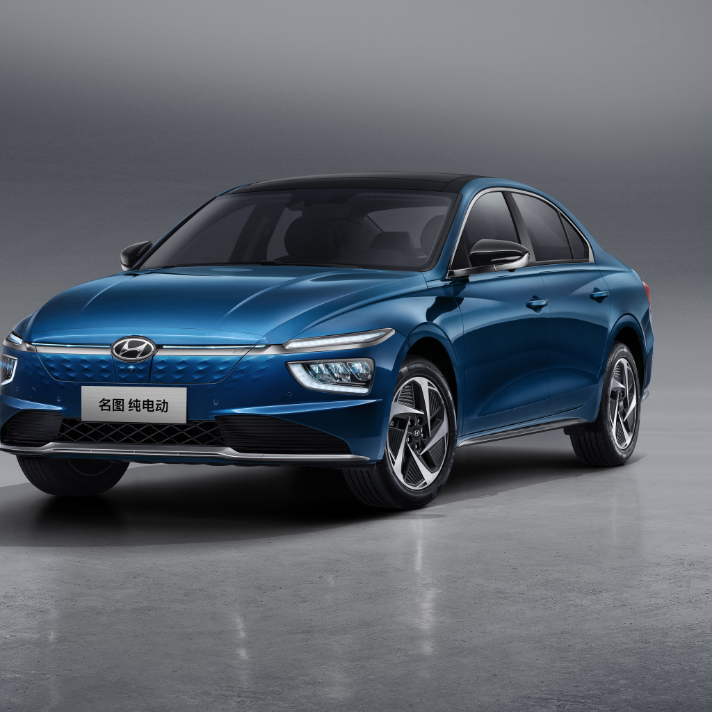 Автомобиль Hyundai Mistra EV 2021 года на сером фоне
