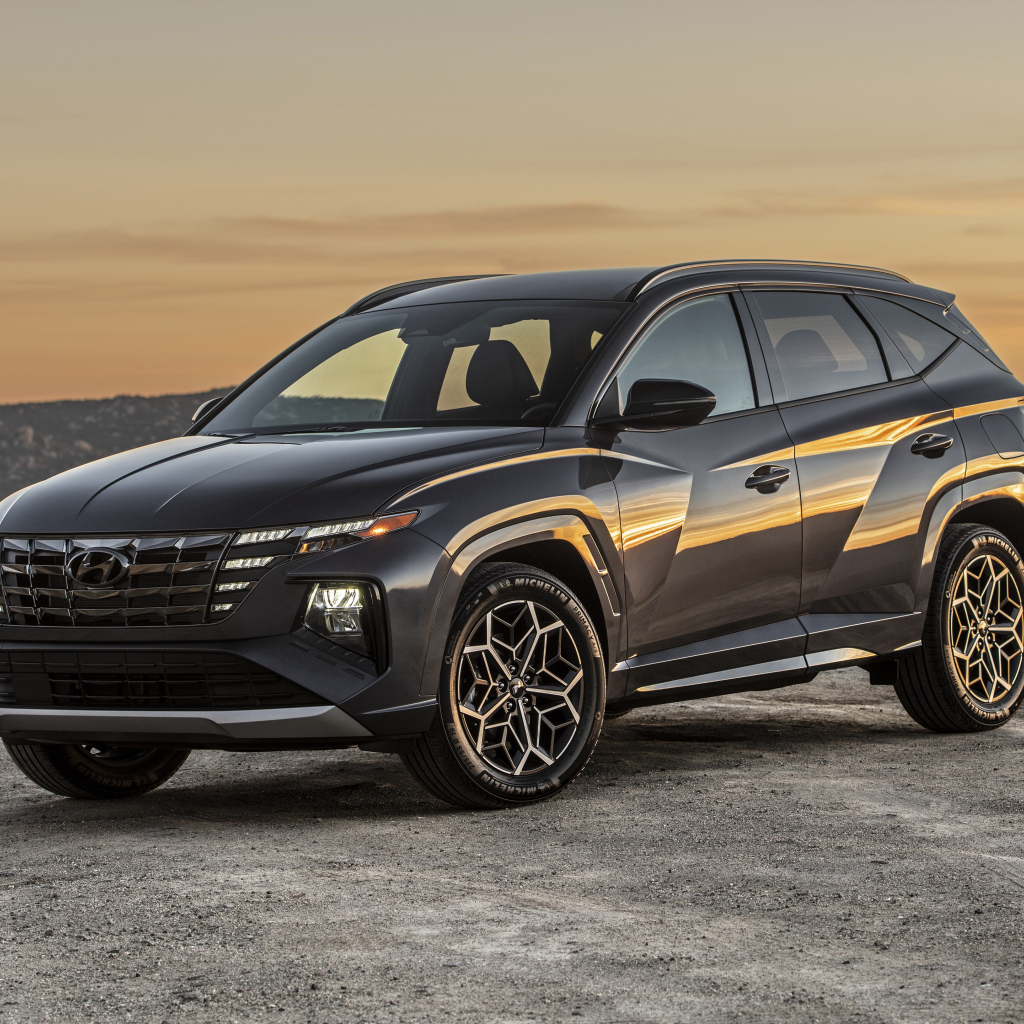Автомобиль Hyundai Tucson N Line, 2022 года на фоне гор